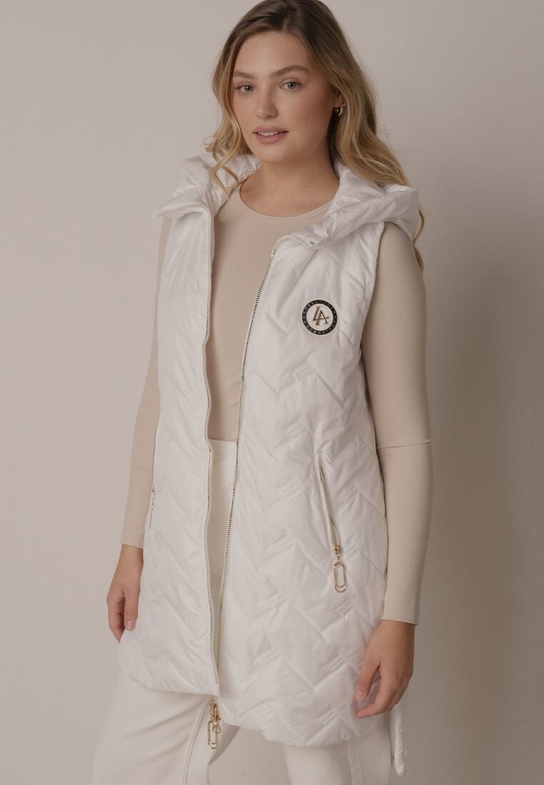 Biała Przejściowa Kamizelka Pikowana o Długim Kroju z Kapturem i Naszywką Harmaste 1