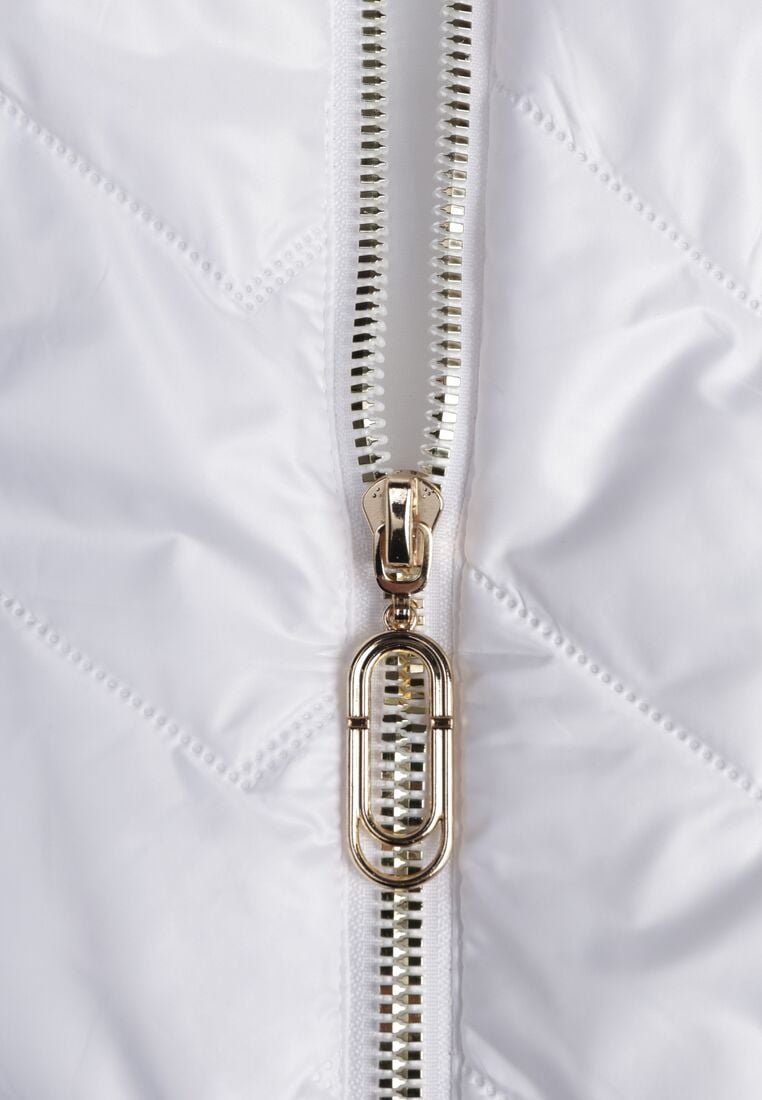 Biała Przejściowa Kamizelka Pikowana o Długim Kroju z Kapturem i Naszywką Harmaste 8