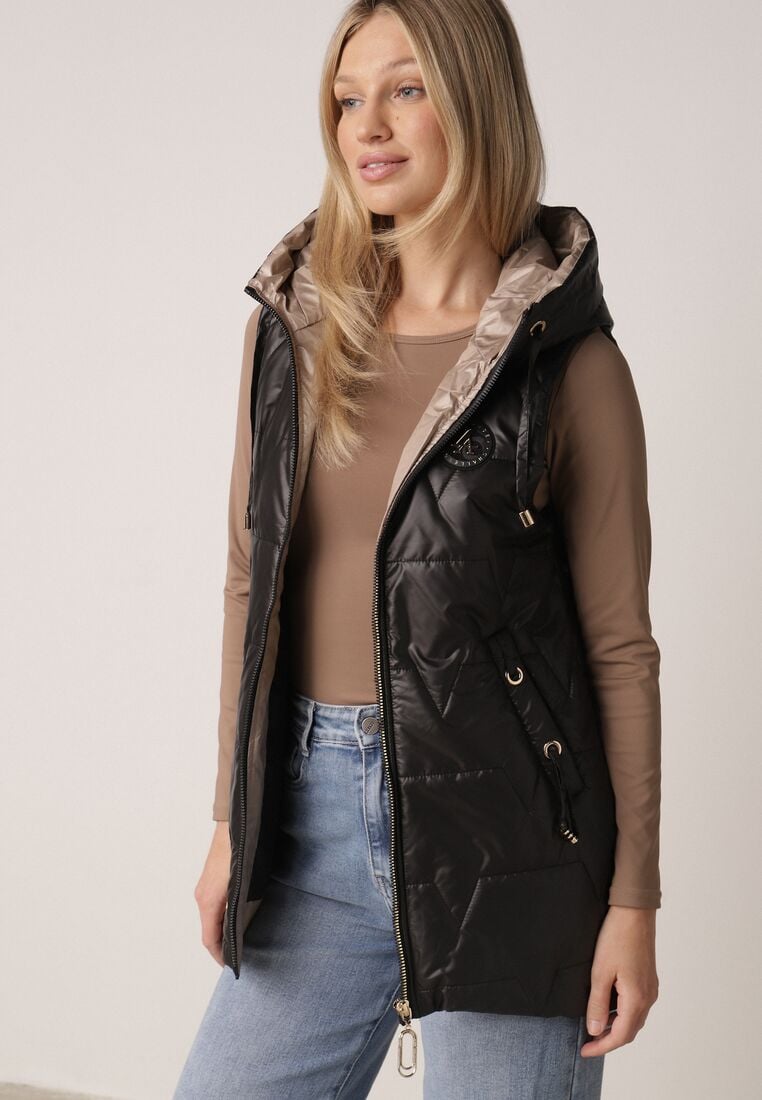 Czarna Pikowana Kamizelka o Długim Kroju z Nieodpinanym Kapturem i Aplikacją Koretes 1