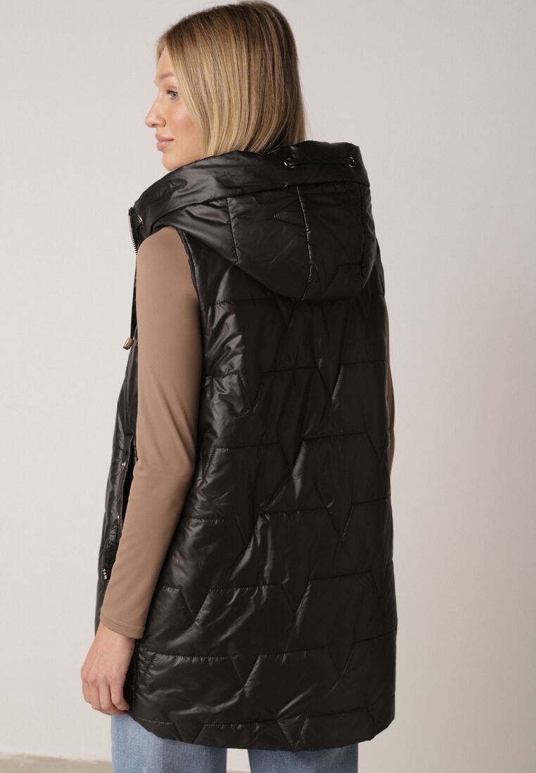 Czarna Pikowana Kamizelka o Długim Kroju z Nieodpinanym Kapturem i Aplikacją Koretes 3