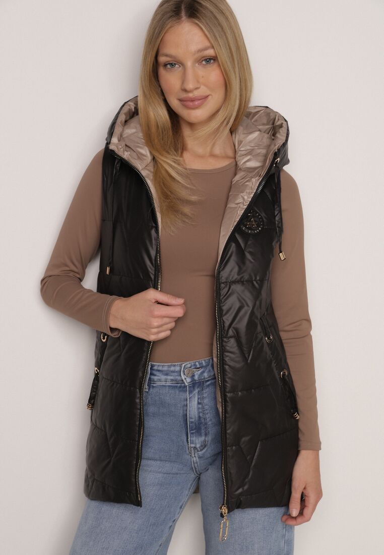 Czarna Pikowana Kamizelka o Długim Kroju z Nieodpinanym Kapturem i Aplikacją Koretes 4