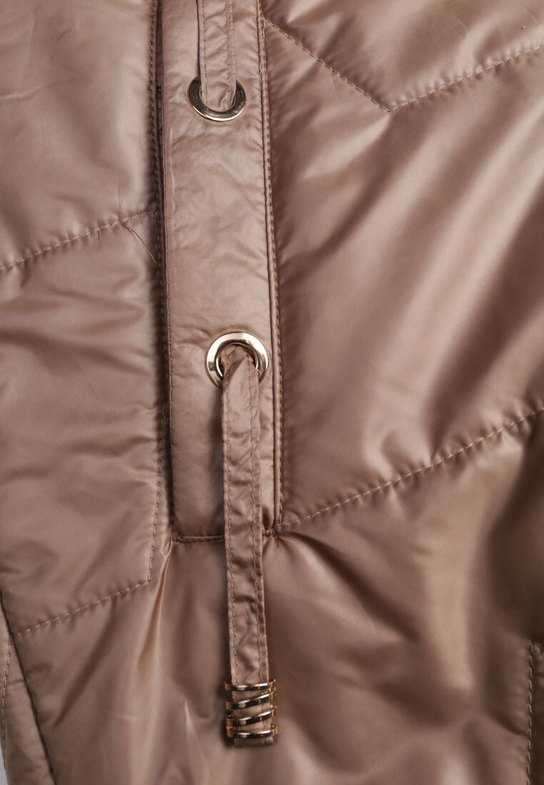 Szampańska Pikowana Kamizelka o Długim Kroju z Nieodpinanym Kapturem i Aplikacją Koretes 8