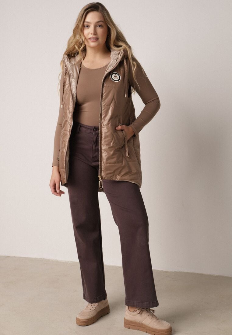 Szampańska Pikowana Kamizelka o Długim Kroju z Nieodpinanym Kapturem i Aplikacją Koretes 2