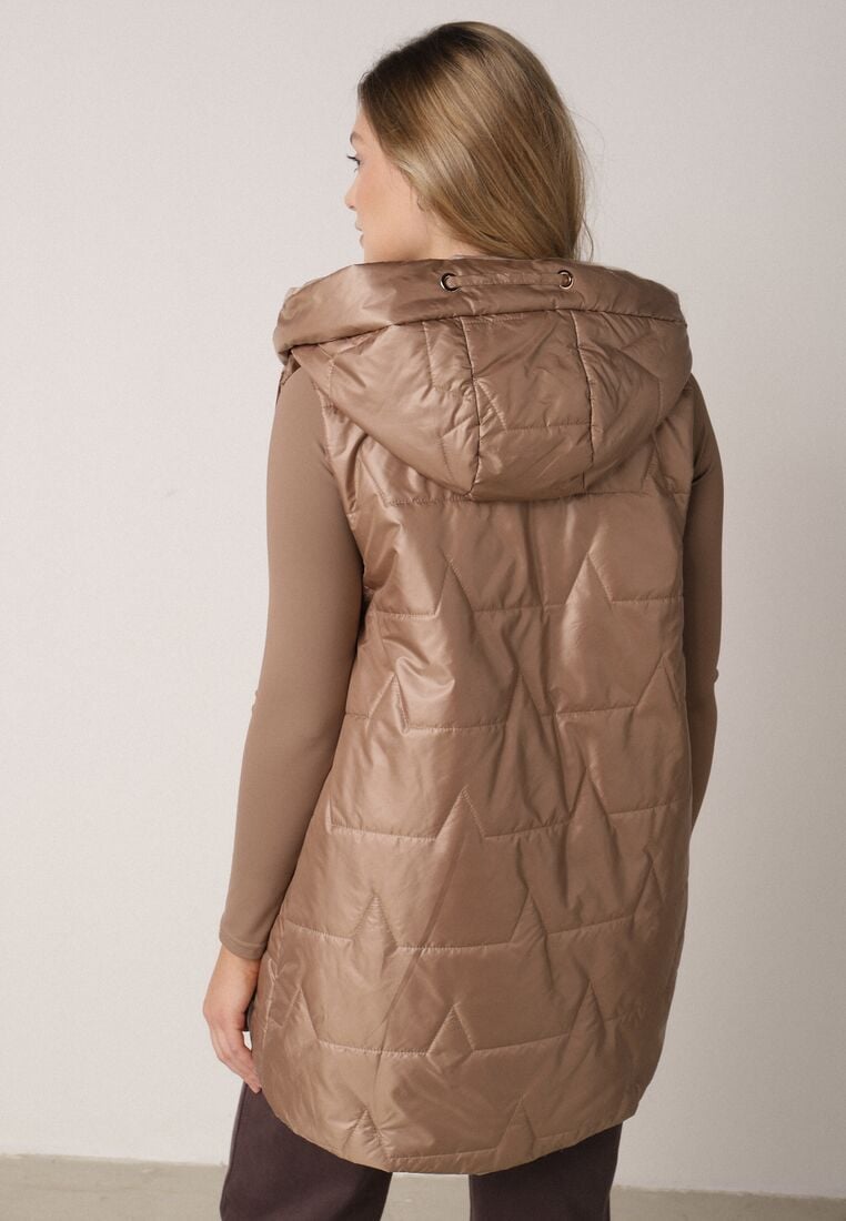 Szampańska Pikowana Kamizelka o Długim Kroju z Nieodpinanym Kapturem i Aplikacją Koretes 3