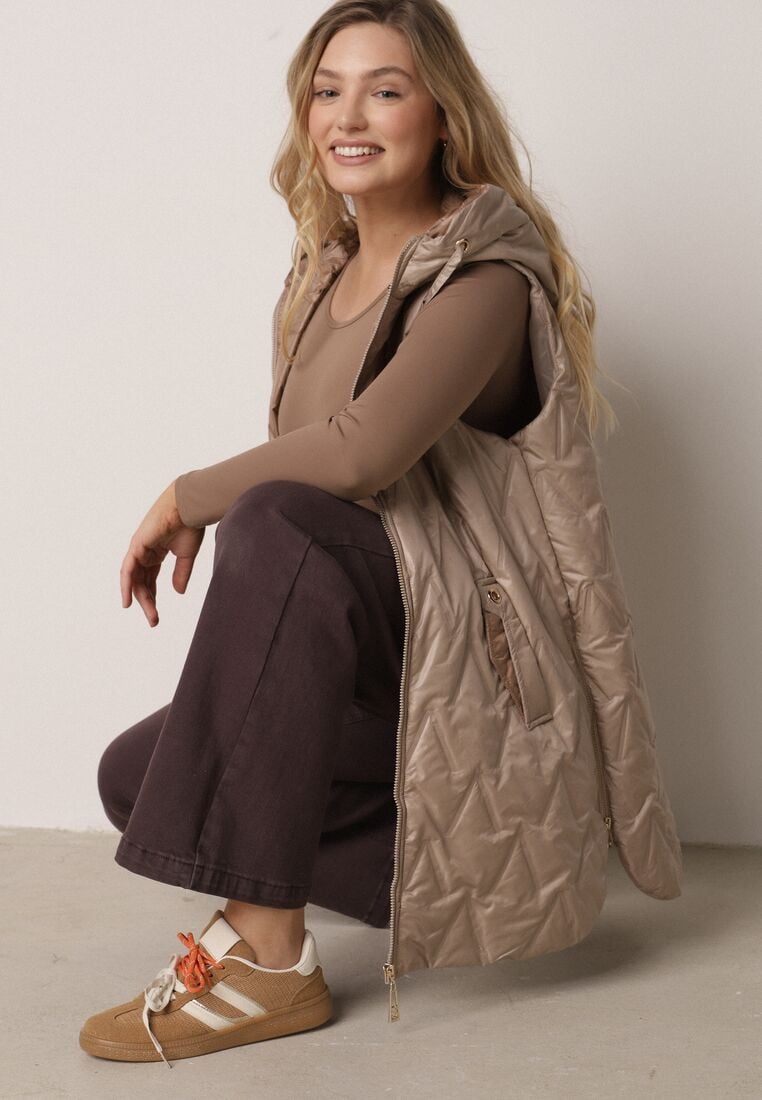 Brązowa Pikowana Kamizelka o Długim Kroju z Nieodpinanym Kapturem w Romby Dephice 4