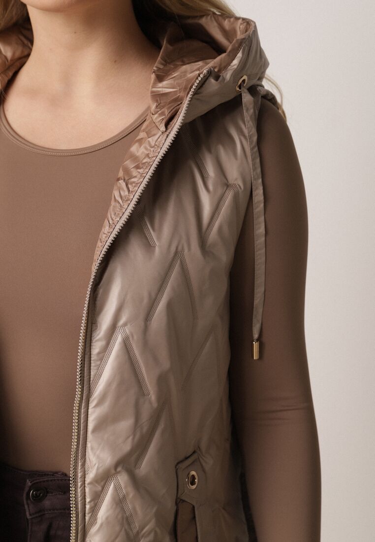 Brązowa Pikowana Kamizelka o Długim Kroju z Nieodpinanym Kapturem w Romby Dephice 5