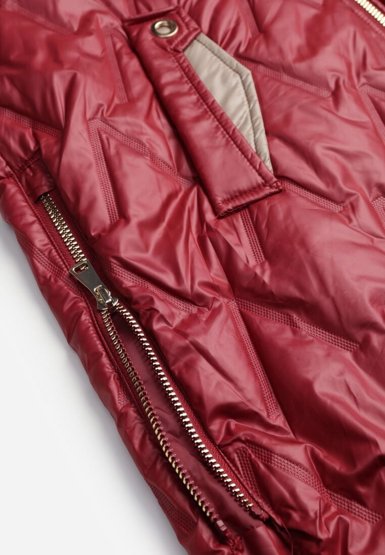 Czerwona Pikowana Kamizelka o Długim Kroju z Nieodpinanym Kapturem w Romby Dephice 8