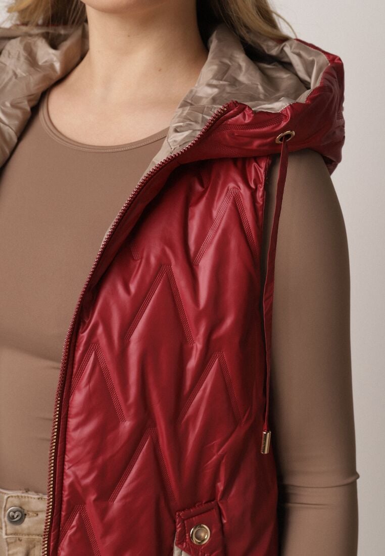 Czerwona Pikowana Kamizelka o Długim Kroju z Nieodpinanym Kapturem w Romby Dephice 5