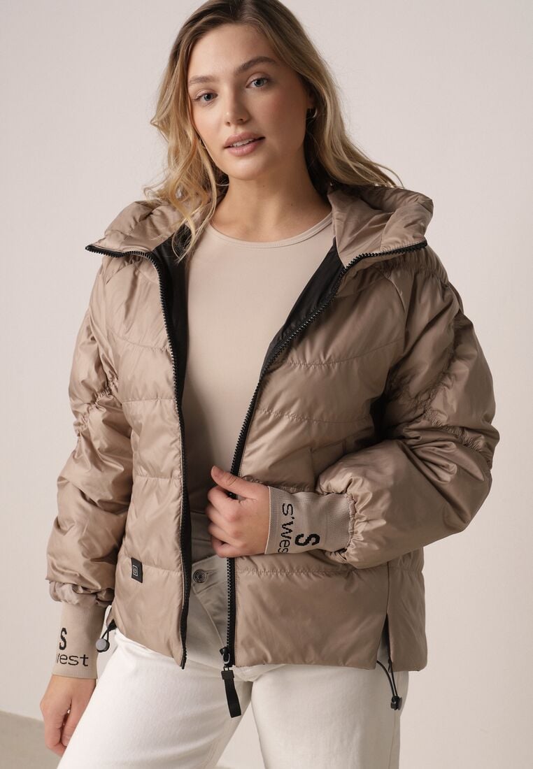 Ciemnobeżowa Przejściowa Kurtka Pikowana z Kapturem i Napisami na Rękawach Althone 1