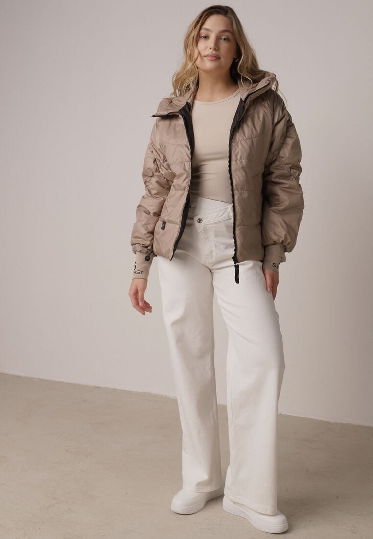 Ciemnobeżowa Przejściowa Kurtka Pikowana z Kapturem i Napisami na Rękawach Althone 2