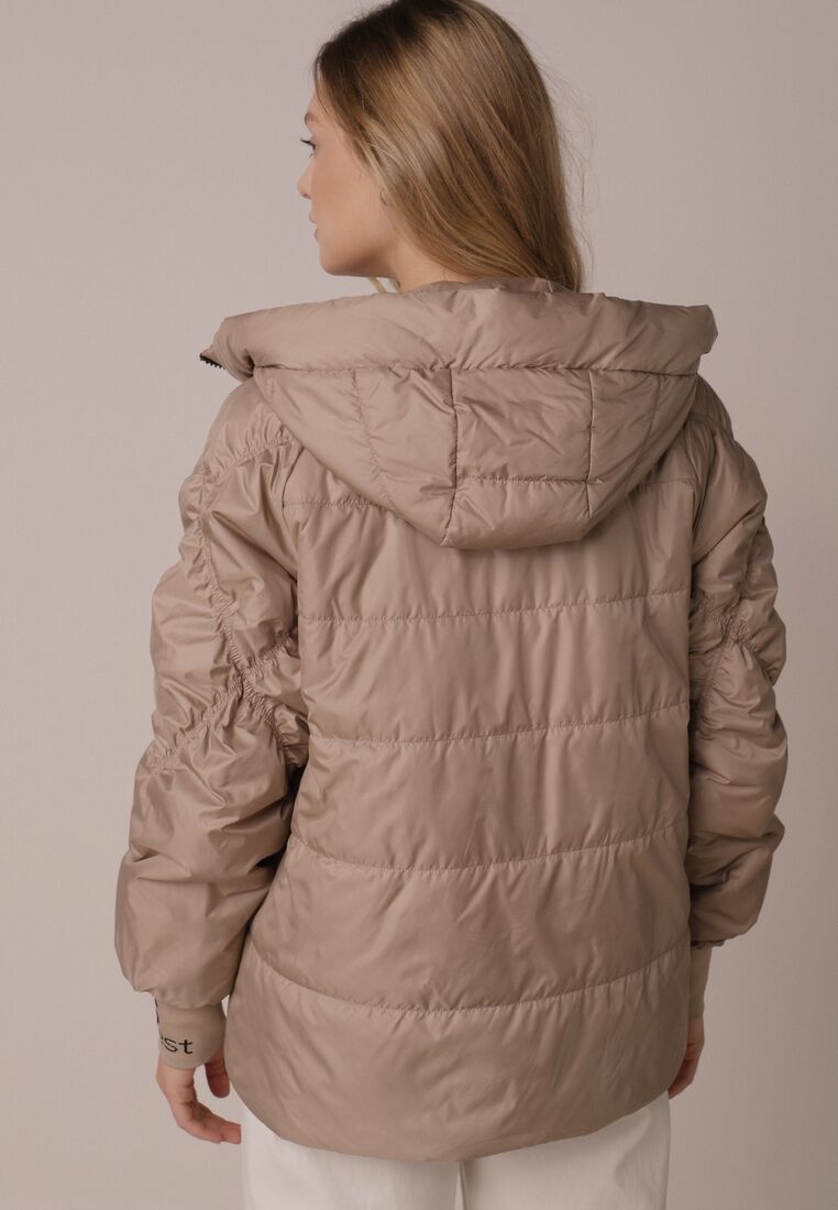 Ciemnobeżowa Przejściowa Kurtka Pikowana z Kapturem i Napisami na Rękawach Althone 3