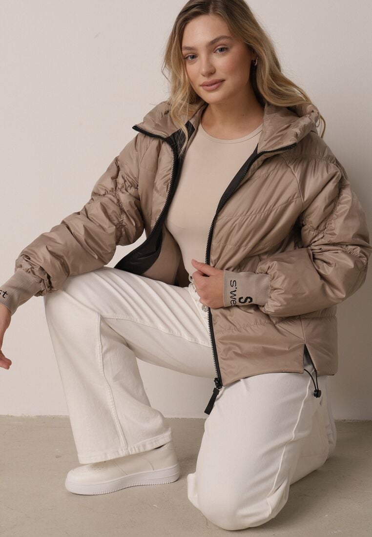 Ciemnobeżowa Przejściowa Kurtka Pikowana z Kapturem i Napisami na Rękawach Althone 4