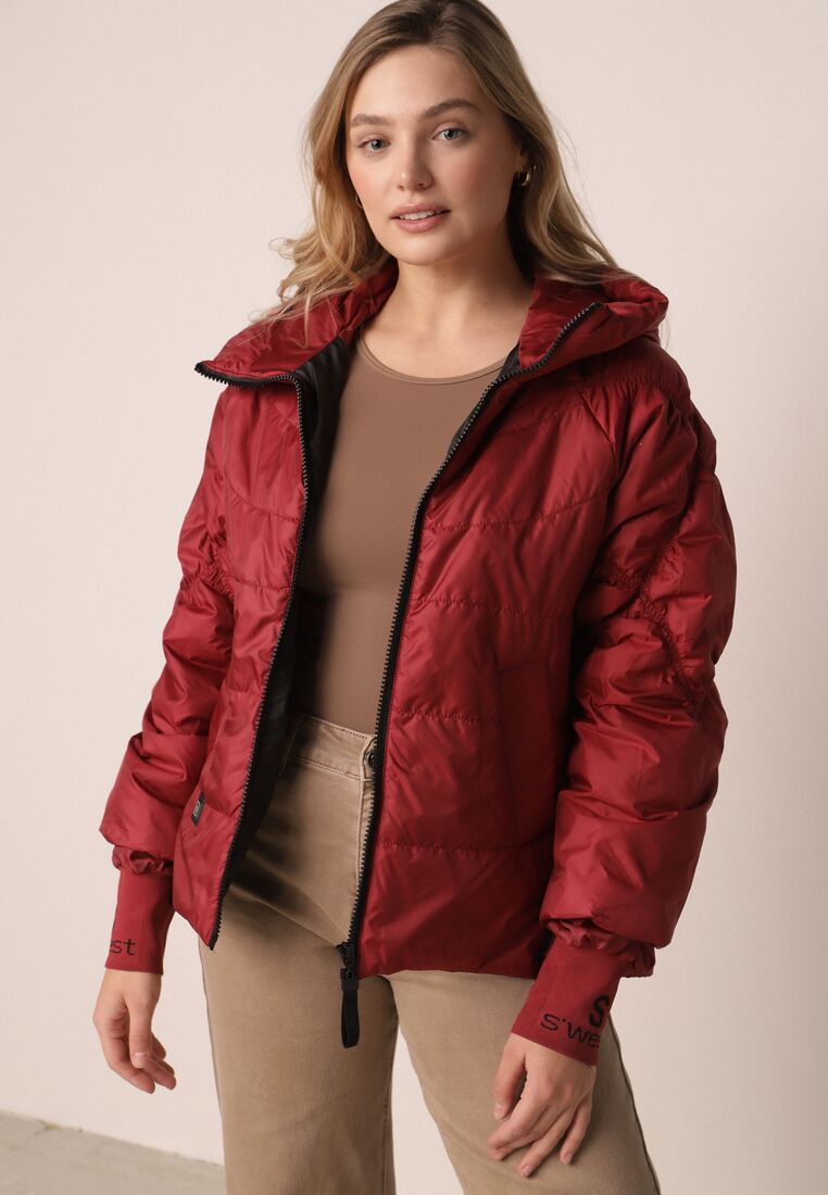 Czerwona Przejściowa Kurtka Pikowana z Kapturem i Napisami na Rękawach Althone 1