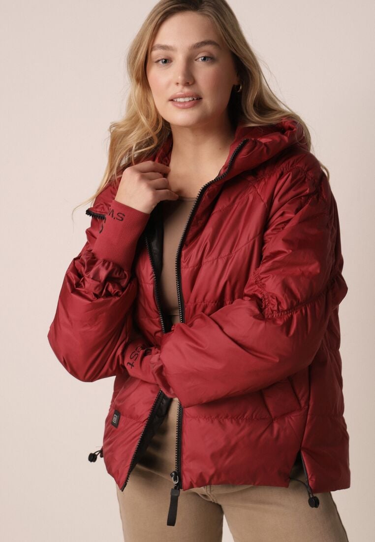 Czerwona Przejściowa Kurtka Pikowana z Kapturem i Napisami na Rękawach Althone 2
