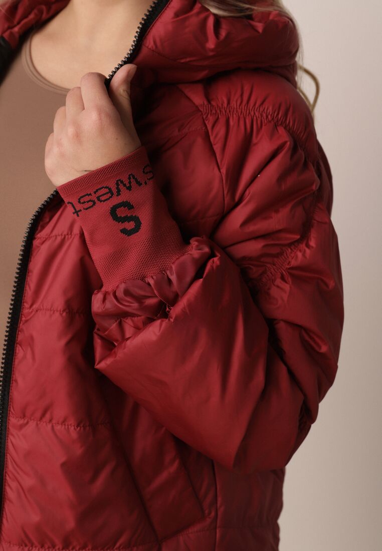 Czerwona Przejściowa Kurtka Pikowana z Kapturem i Napisami na Rękawach Althone 5
