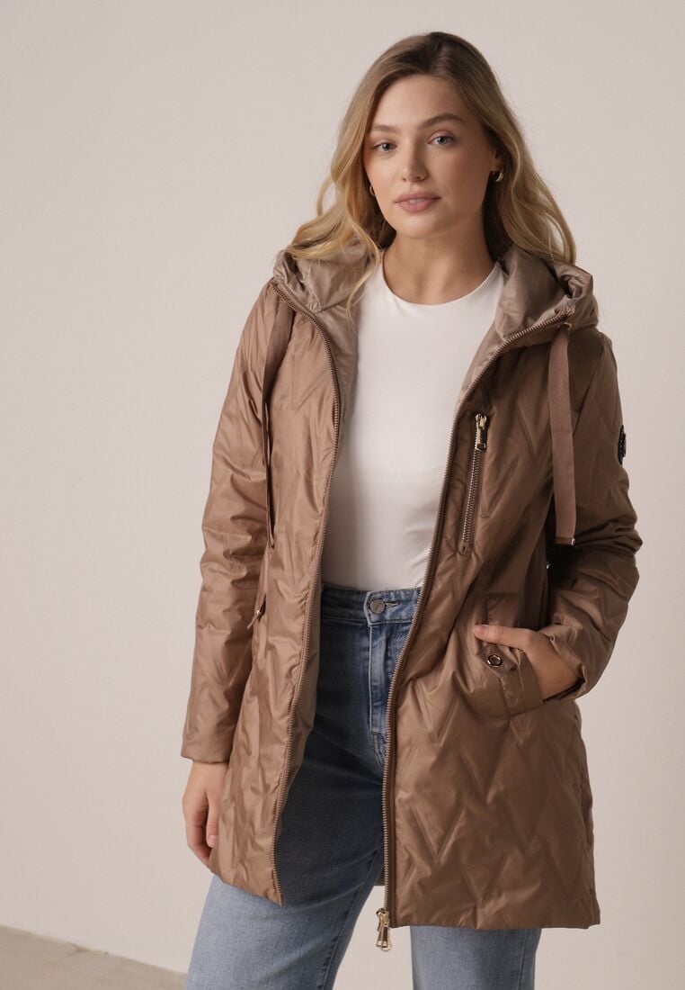 Jasnobrązowa Pikowana Kurtka Przejściowa Parka z Kapturem o Długim Kroju z Ozdobą Isaline 1