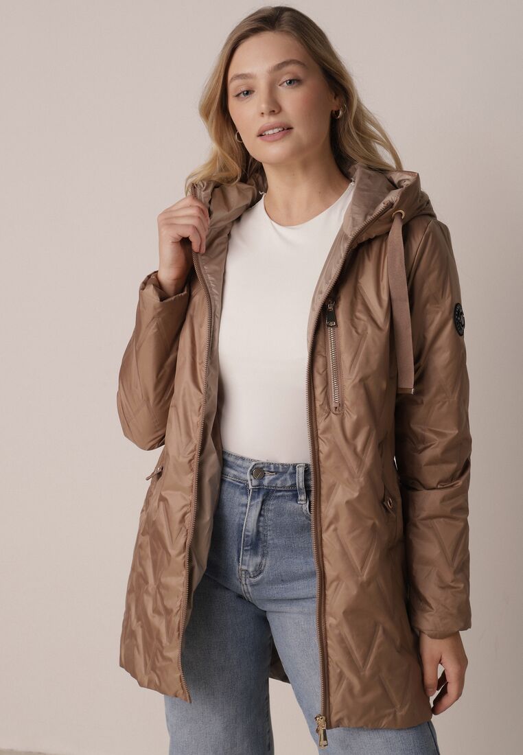 Jasnobrązowa Pikowana Kurtka Przejściowa Parka z Kapturem o Długim Kroju z Ozdobą Isaline 4