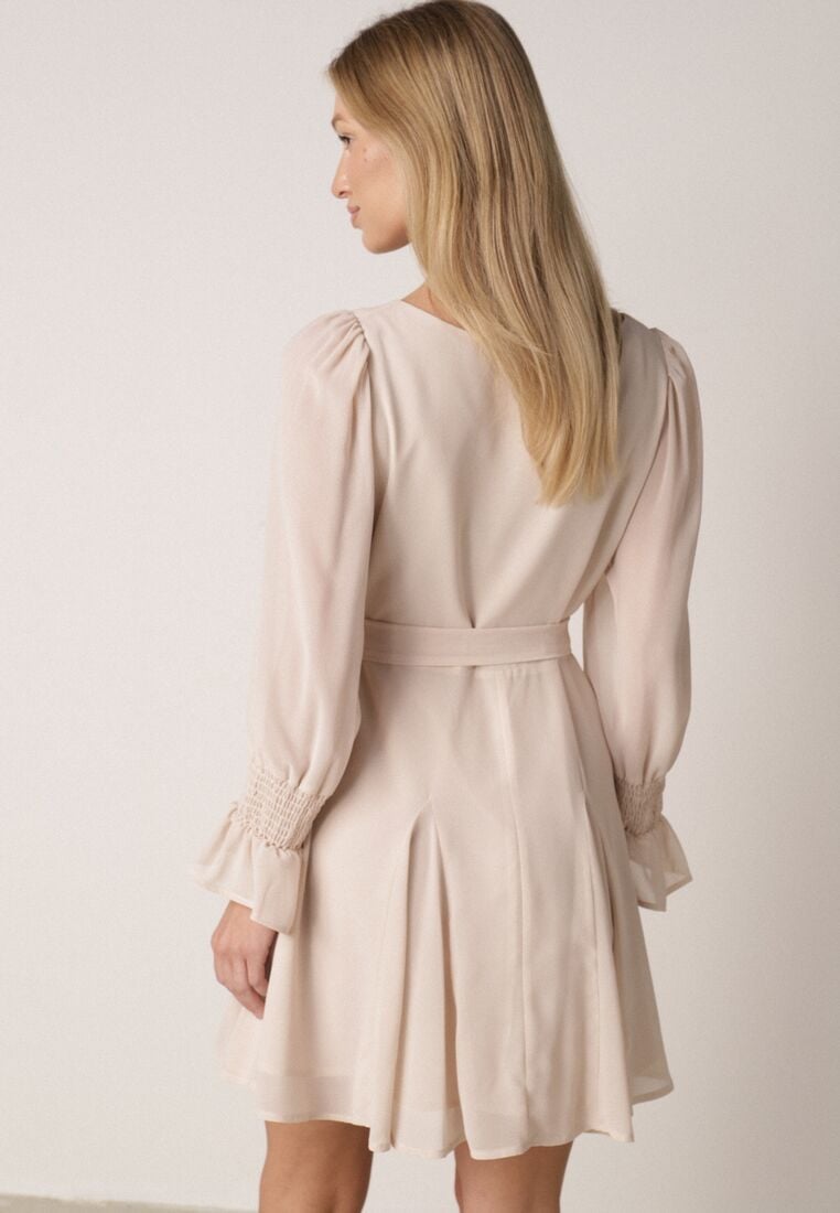 Beżowa Sukienka Vices z Siateczkowymi Rękawami i Wiązanym Paskiem Resnala 3