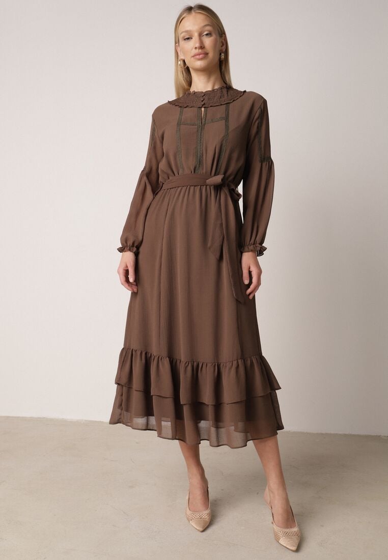 Brązowa Rozkloszowana Sukienka Ozdobiona Falbanami Paskiem i Guzikami Nevissia 2