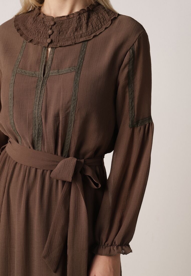 Brązowa Rozkloszowana Sukienka Ozdobiona Falbanami Paskiem i Guzikami Nevissia 5