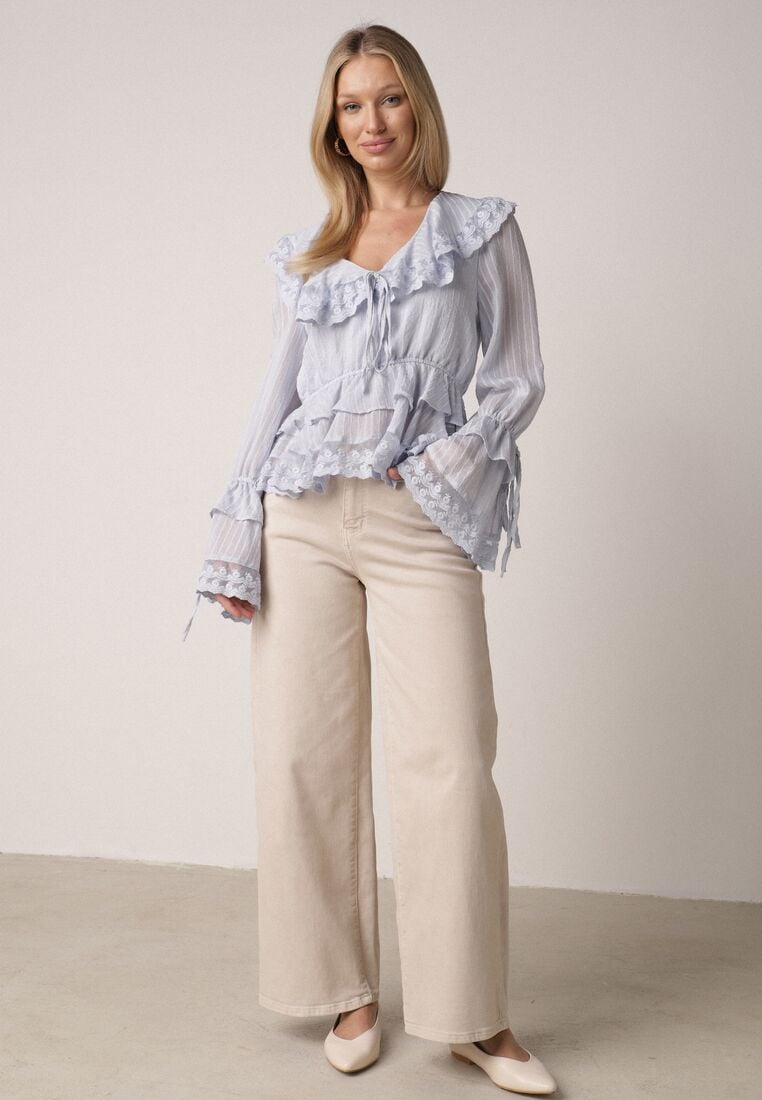 Niebieska Wiskozowa Bluzka w Rustykalnym Stylu z Koronką Falbanami i Wiązaniami Elleflona 2