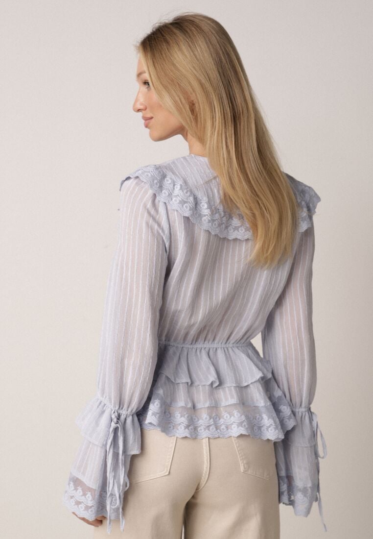 Niebieska Wiskozowa Bluzka w Rustykalnym Stylu z Koronką Falbanami i Wiązaniami Elleflona 3