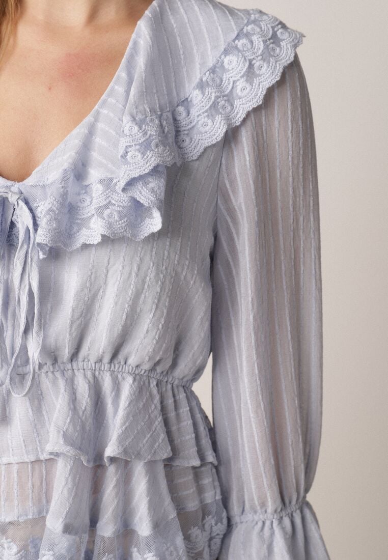 Niebieska Wiskozowa Bluzka w Rustykalnym Stylu z Koronką Falbanami i Wiązaniami Elleflona 4