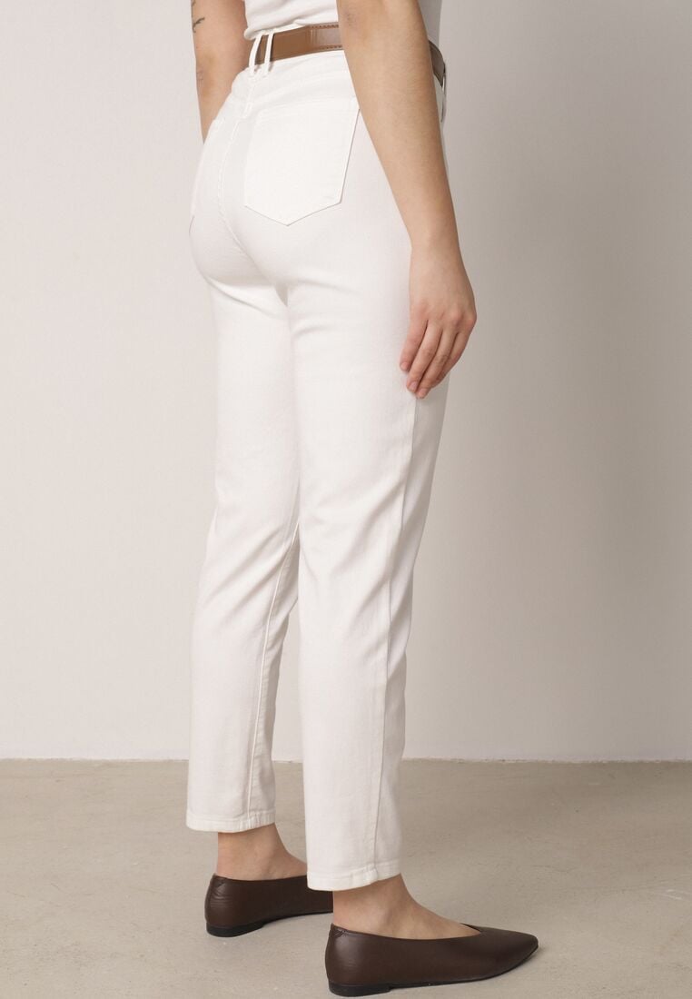 Białe Jeansy o Kroju Mom Fit z Bawełną i Wiskozą Ozdobione Paskiem Salmirra 3