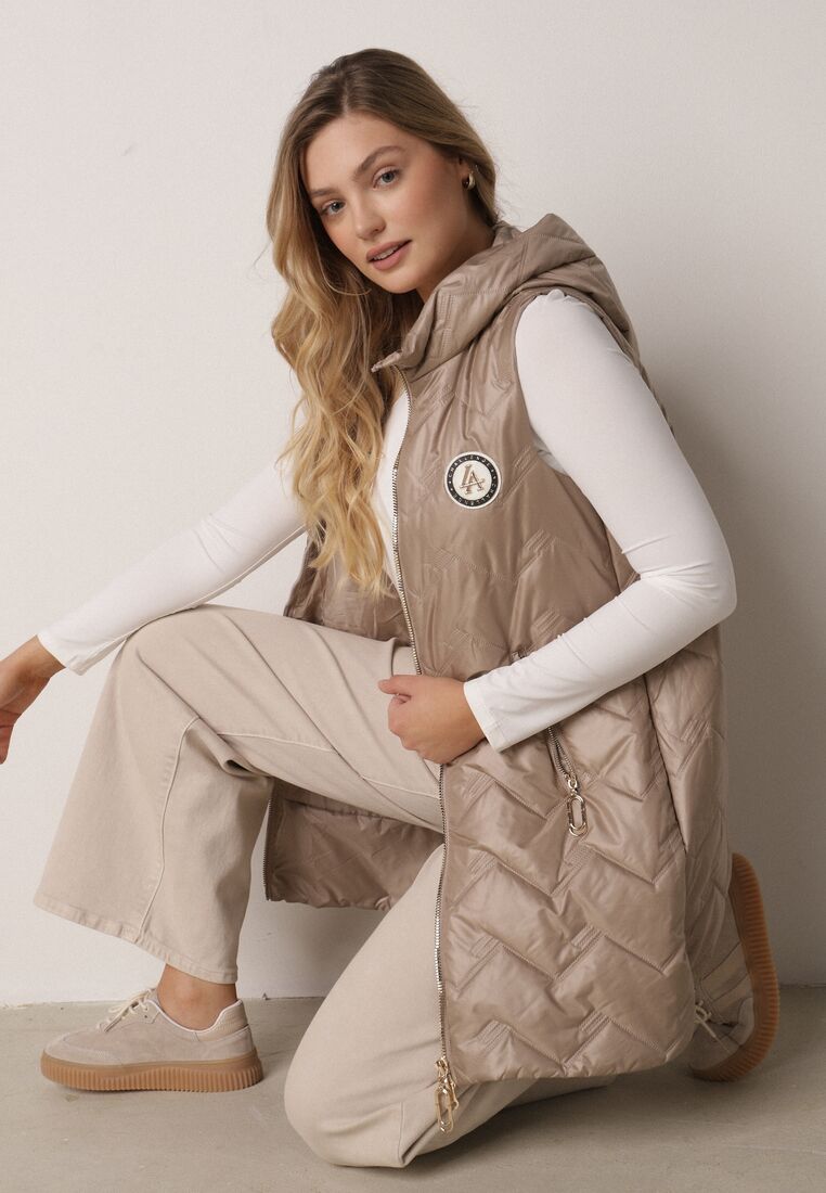 Brązowa Przejściowa Kamizelka Pikowana o Długim Kroju z Kapturem i Naszywką Harmaste 1