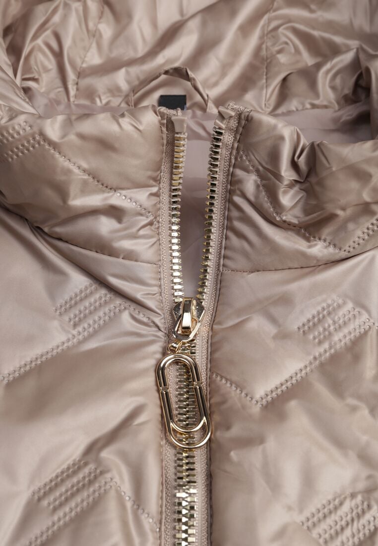 Brązowa Przejściowa Kamizelka Pikowana o Długim Kroju z Kapturem i Naszywką Harmaste 8