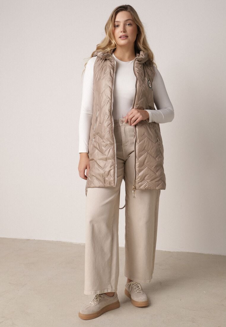 Brązowa Przejściowa Kamizelka Pikowana o Długim Kroju z Kapturem i Naszywką Harmaste 2