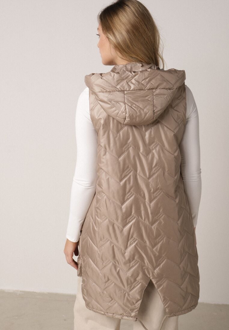 Brązowa Przejściowa Kamizelka Pikowana o Długim Kroju z Kapturem i Naszywką Harmaste 3
