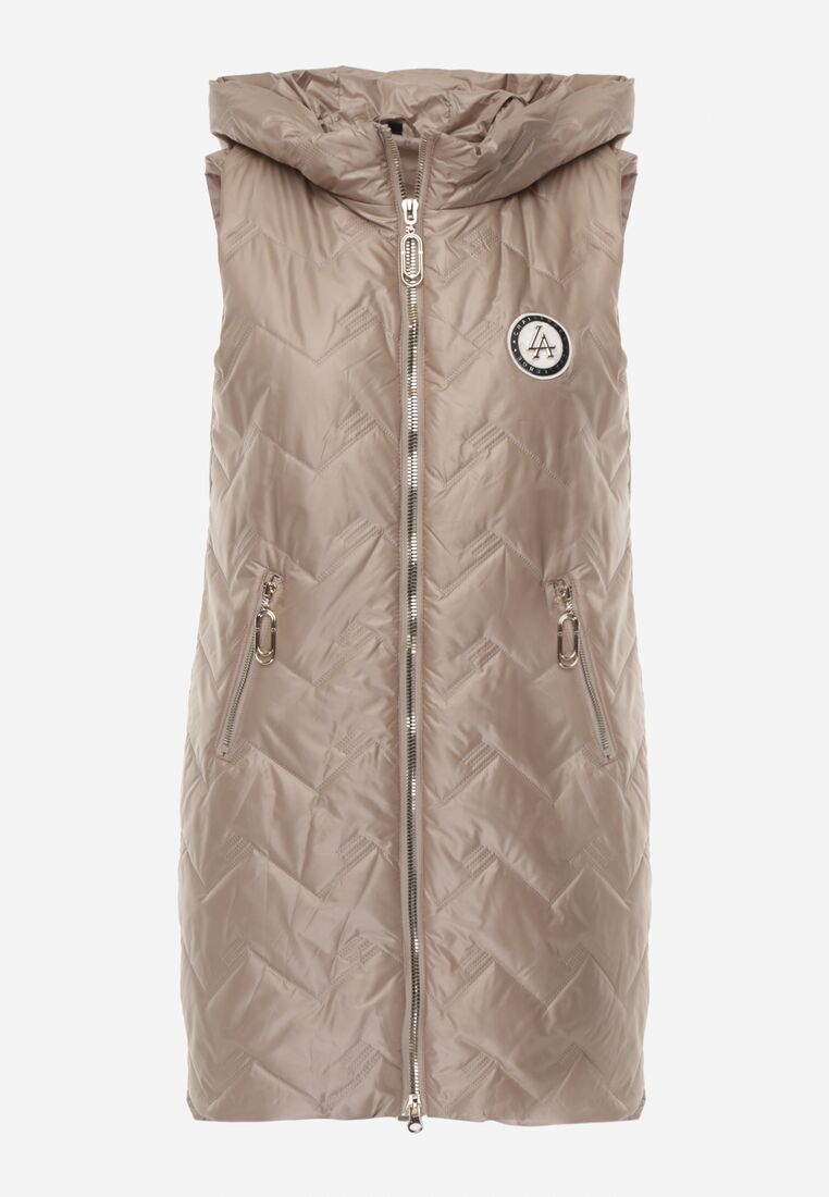 Brązowa Przejściowa Kamizelka Pikowana o Długim Kroju z Kapturem i Naszywką Harmaste 6