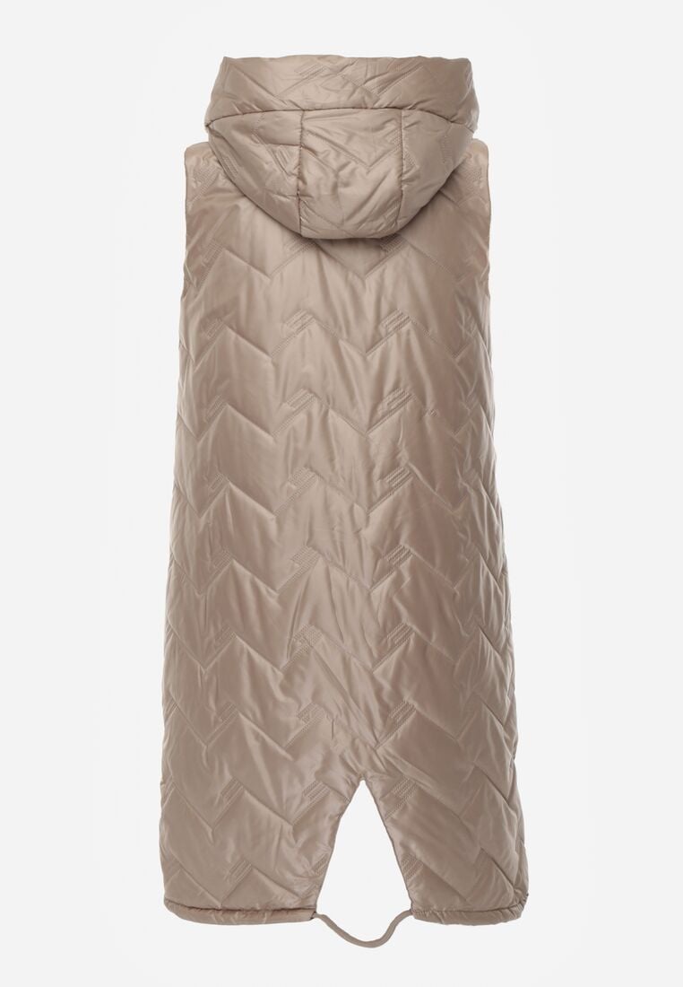 Brązowa Przejściowa Kamizelka Pikowana o Długim Kroju z Kapturem i Naszywką Harmaste 7