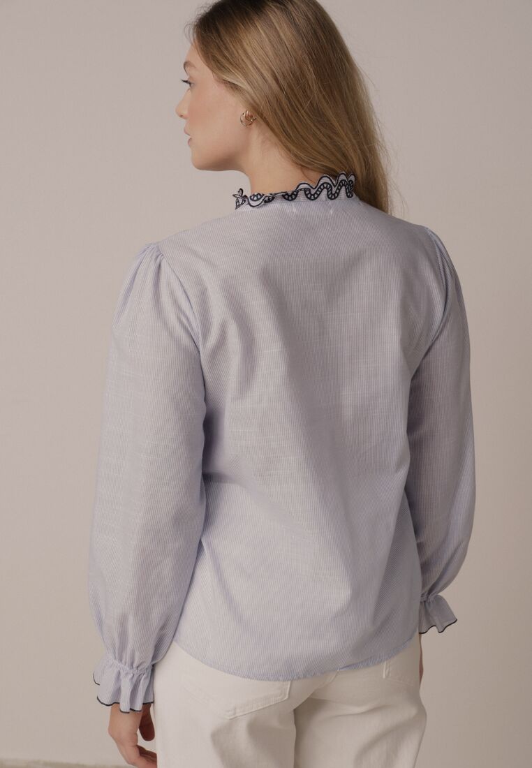 Niebieska Koszula z Bawełny Ozdobiona Haftowaną Falbanką Zenatia 3