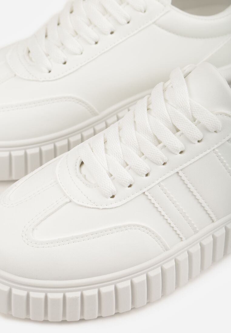 Białe Sneakersy na Grubej Podeszwie z Tłoczeniem i Ozdobnymi Paskami Ralis 9