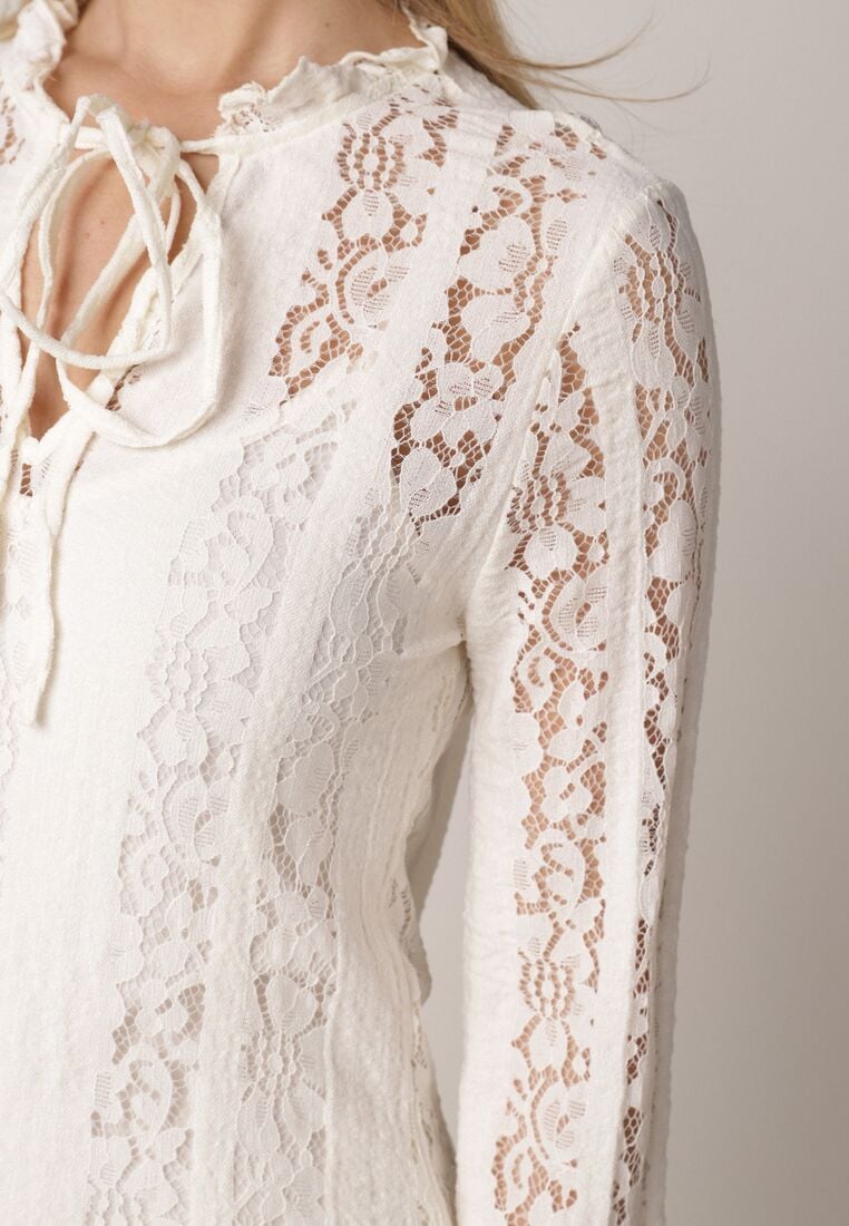 Beżowa Koronkowa Sukienka o Taliowanym Kroju z Wiązaniem przy Dekolcie Nevellirae 5