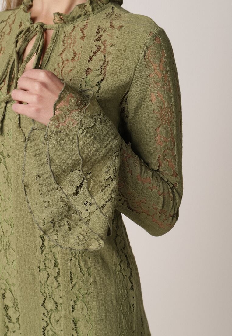 Zielona Koronkowa Sukienka o Taliowanym Kroju z Wiązaniem przy Dekolcie Nevellirae 5