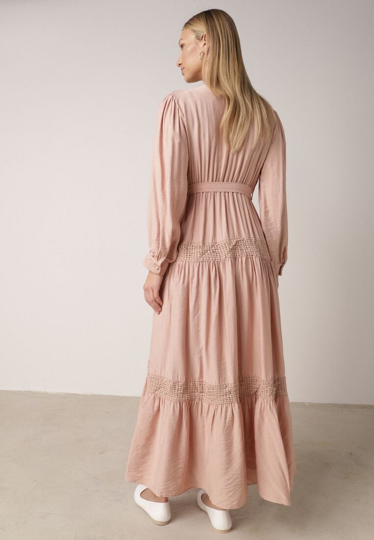 Jasnoróżowa Rozkloszowana Sukienka z Wiskozy z Wiązanym Paskiem i Koronką Reivoria 3