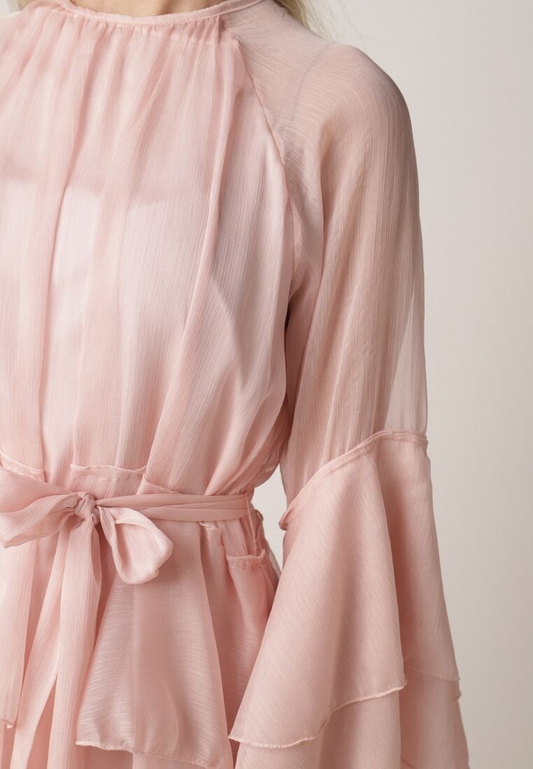 Różowa Sukienka z Eterycznymi Falbanami i Wiązanym Paskiem Rivaniah 5
