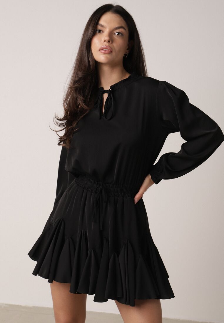 Czarna Rozkloszowana Sukienka z Wiskozą Zdobiona Falbanami i Wiązaniem Lerienatia 1
