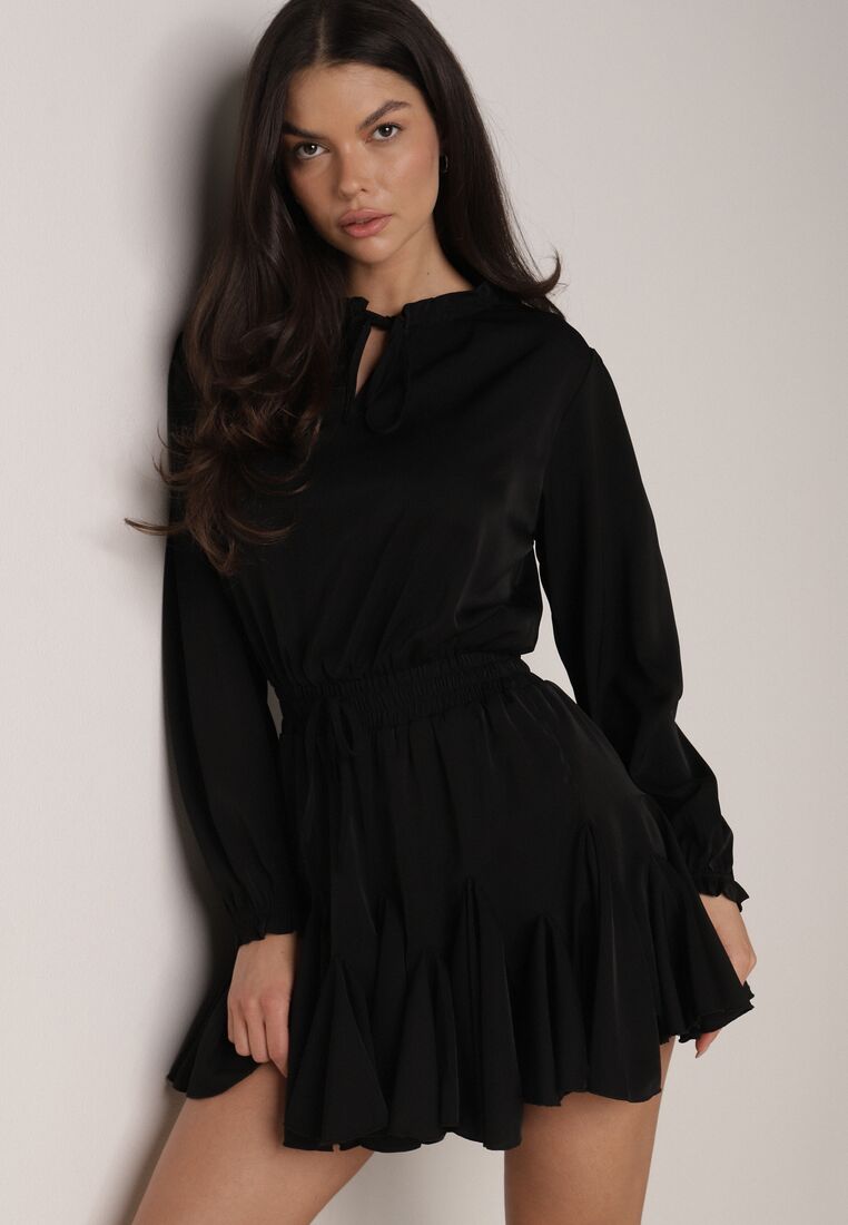Czarna Rozkloszowana Sukienka z Wiskozą Zdobiona Falbanami i Wiązaniem Lerienatia 4