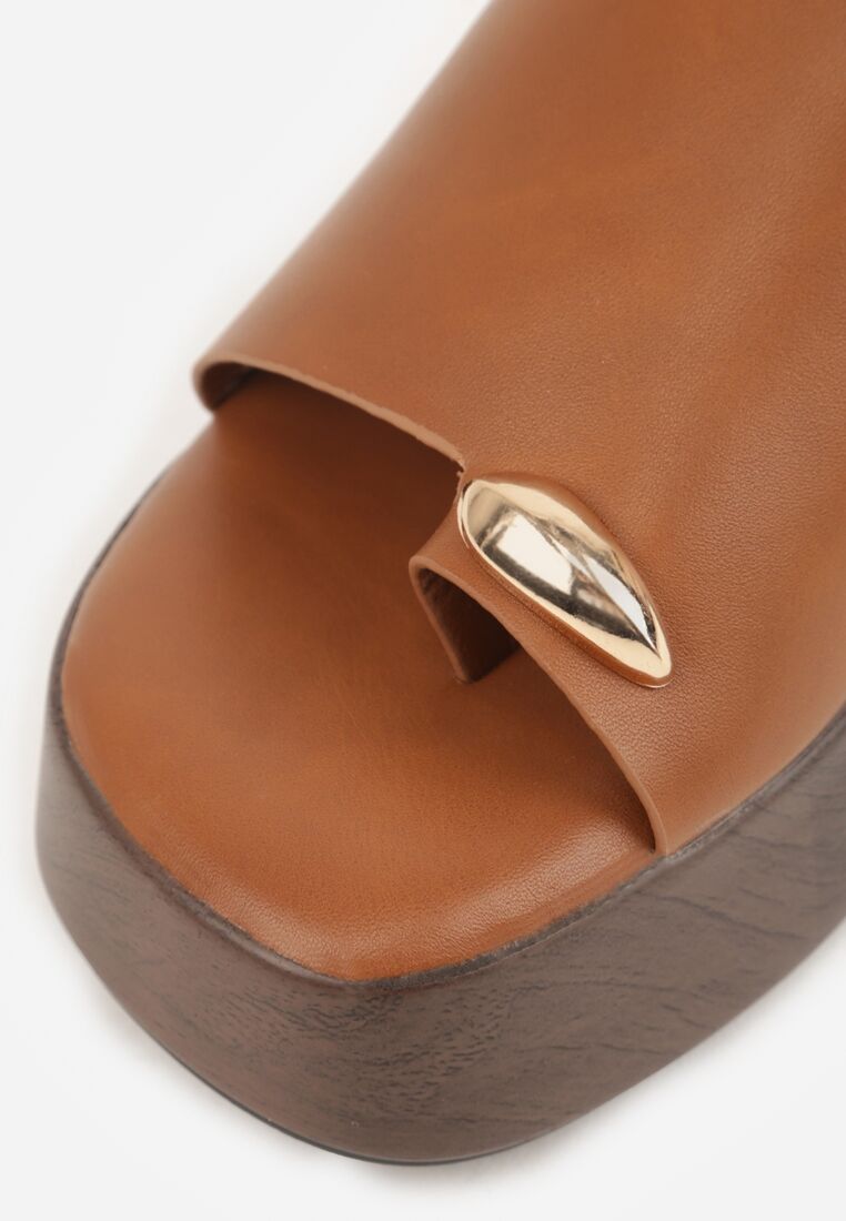 Jasnobrązowe Klapki Drewniaki na Koturnie z Paskiem na Palec Triajoy 9