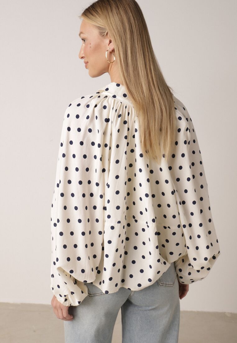 Jasnobeżowa Bluza w Groszki z Wiskozą o Nietoperzowym Kroju z Kołnierzykiem Rayo 3