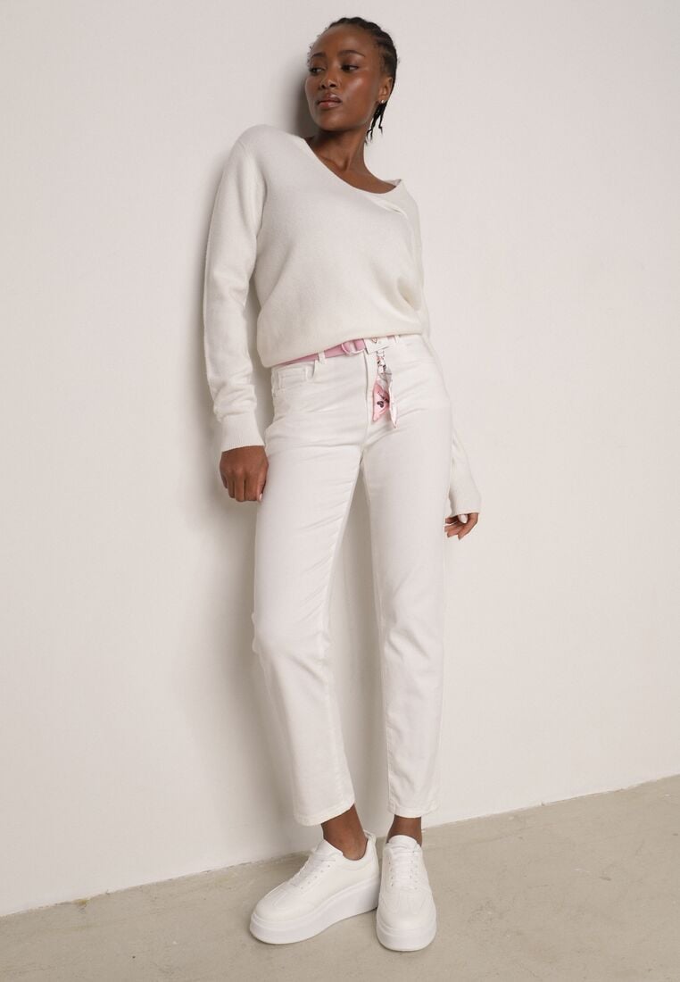 Białe Jeansy z Bawełną i Wiskozą o Kroju Mom Fit z Apaszką i Paskiem Hetirae 1