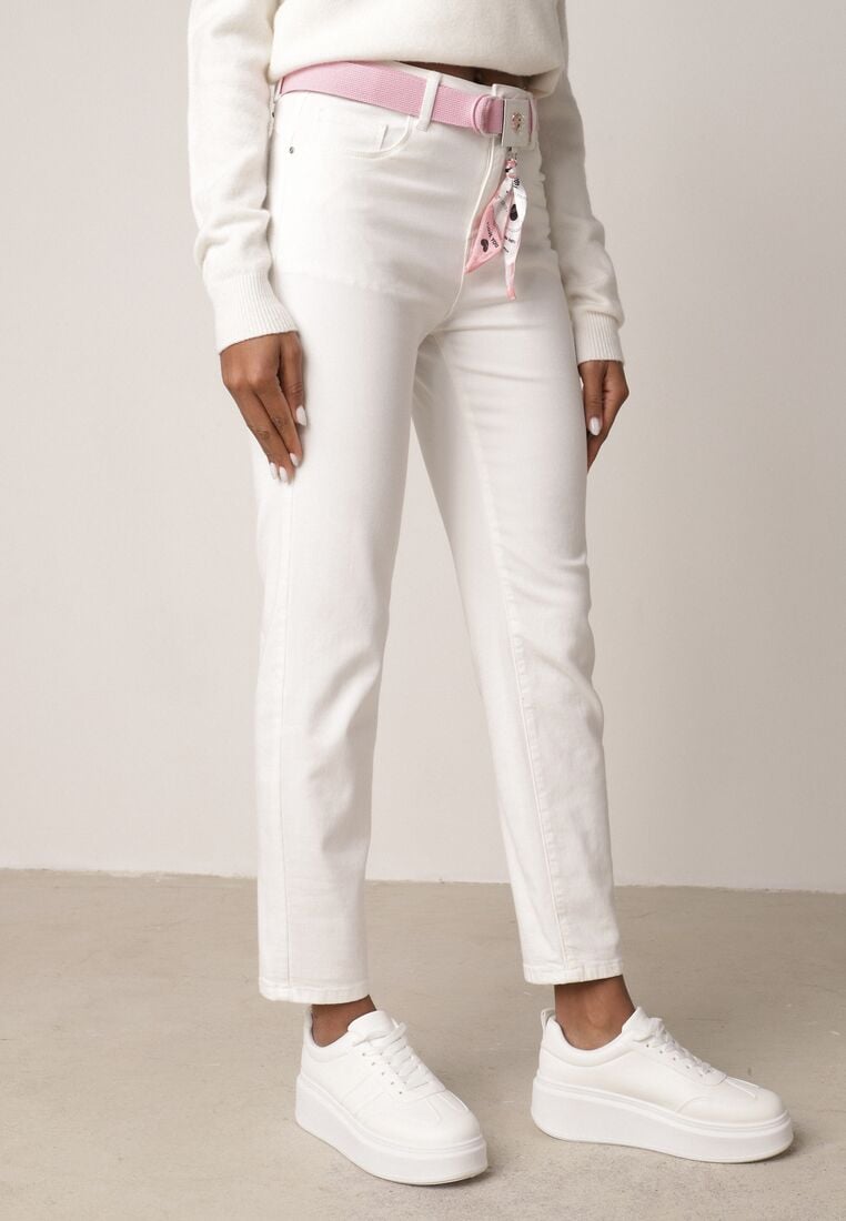 Białe Jeansy z Bawełną i Wiskozą o Kroju Mom Fit z Apaszką i Paskiem Hetirae 2