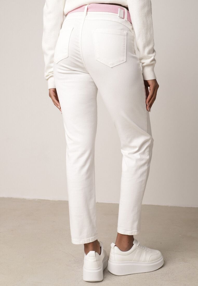 Białe Jeansy z Bawełną i Wiskozą o Kroju Mom Fit z Apaszką i Paskiem Hetirae 3