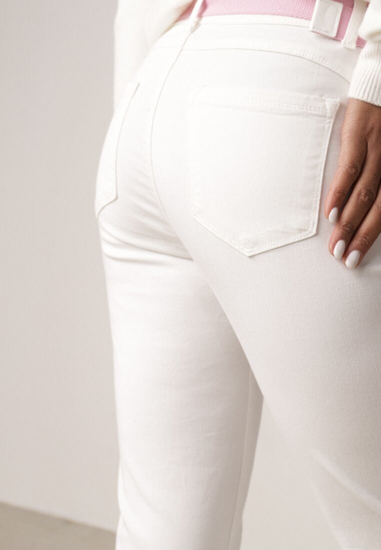 Białe Jeansy z Bawełną i Wiskozą o Kroju Mom Fit z Apaszką i Paskiem Hetirae 4