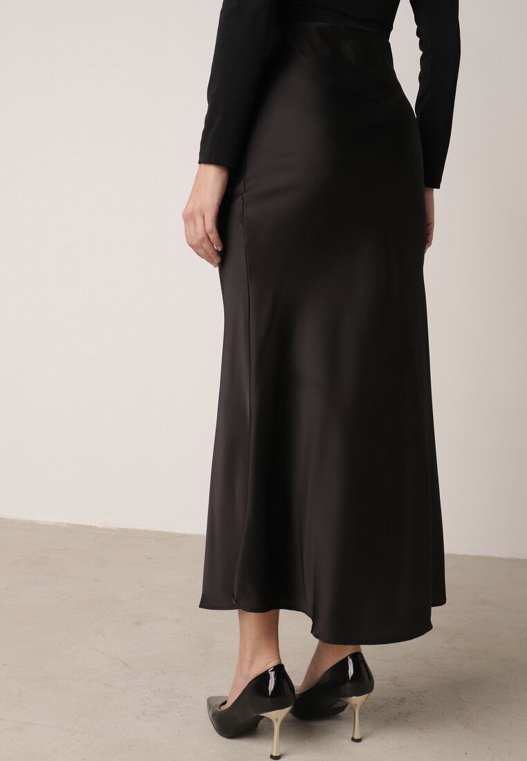 Czarna Satynowa Spódnica z Lekko Rozkloszowanym Dołem  Zinnemira 3