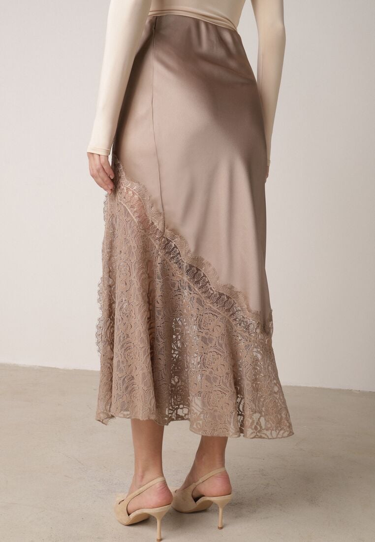 Beżowa Spódnica z Satyny z Koronką i Rozcięciem na Nogę Doritana 3